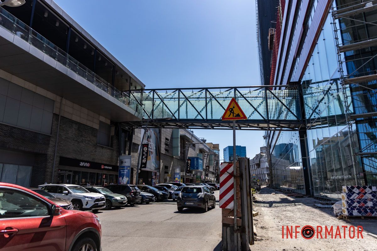 У Дніпрі на вулиці Харківській добігає кінця будівництво сучасного надземного переходу