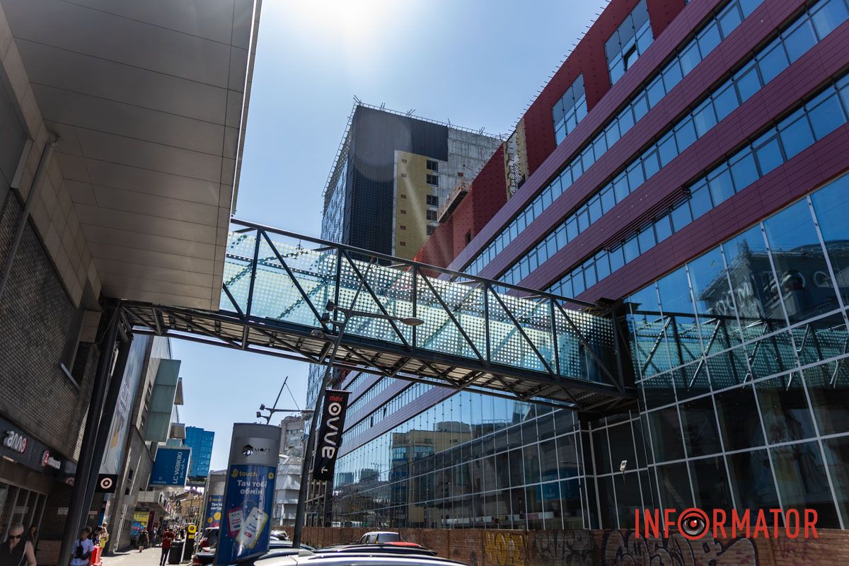 Наразі робітники завершують монтаж та оздоблення