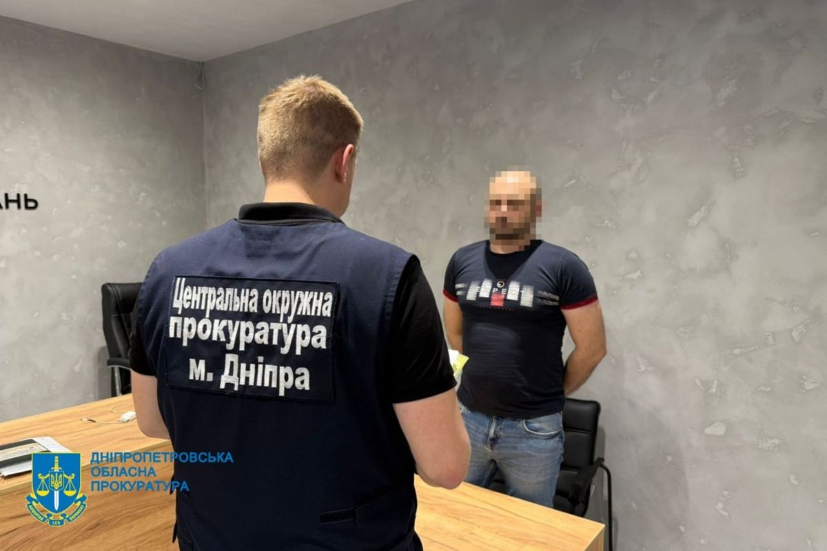 Ошукали людей на 2 мільйони гривень: у Дніпрі викрили шахрайський колцентр 1