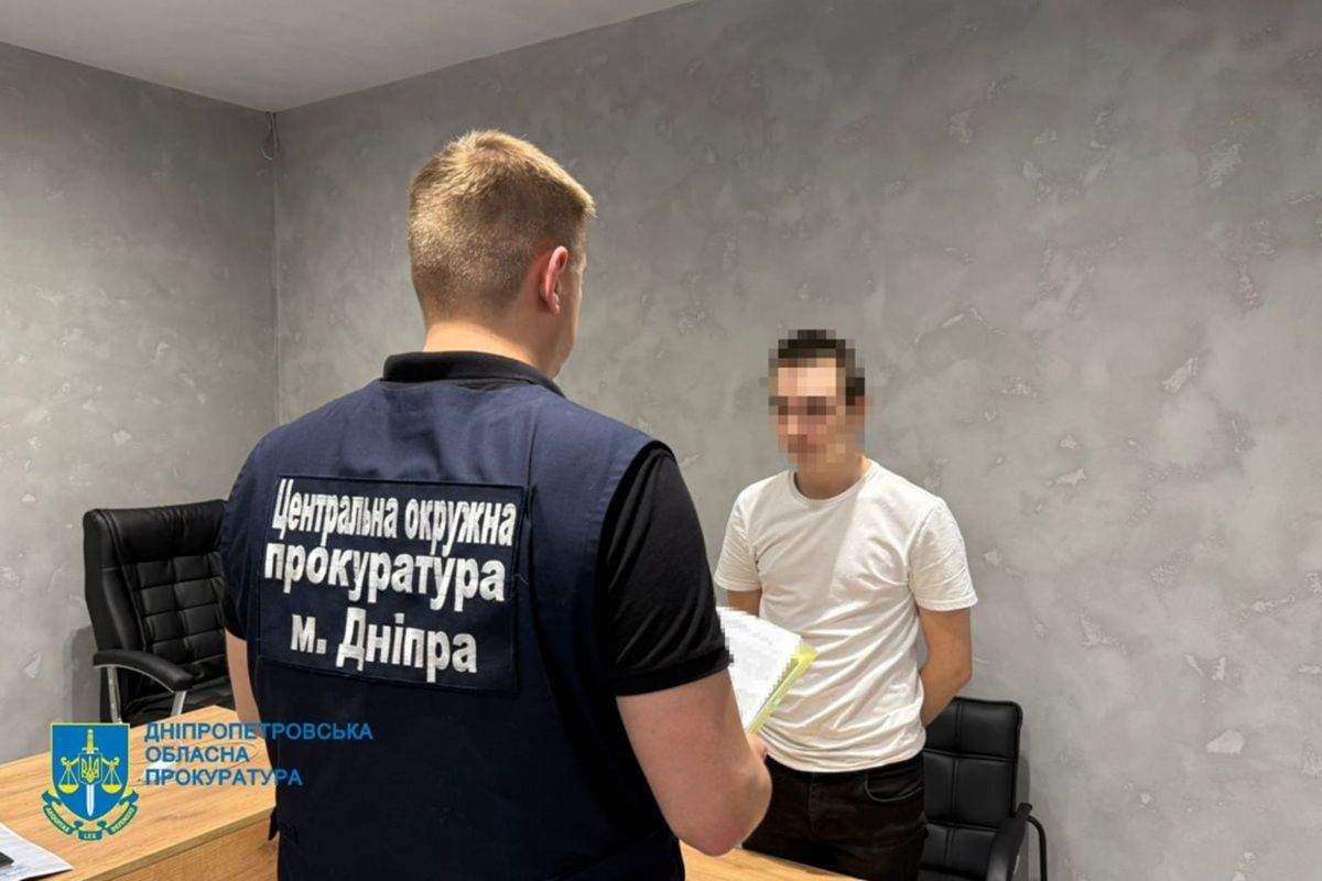 Ошукали людей на 2 мільйони гривень: у Дніпрі викрили шахрайський колцентр 3