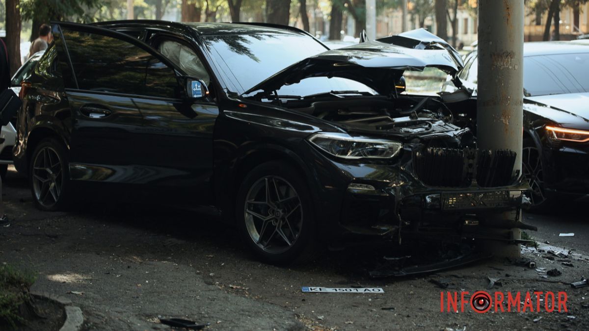 BMW після зіткнення з Tesla насмерть збив водія припаркованої автівки та влетів у стовп: подробиці смертельної аварії у Дніпрі на проспекті Лесі Українки
