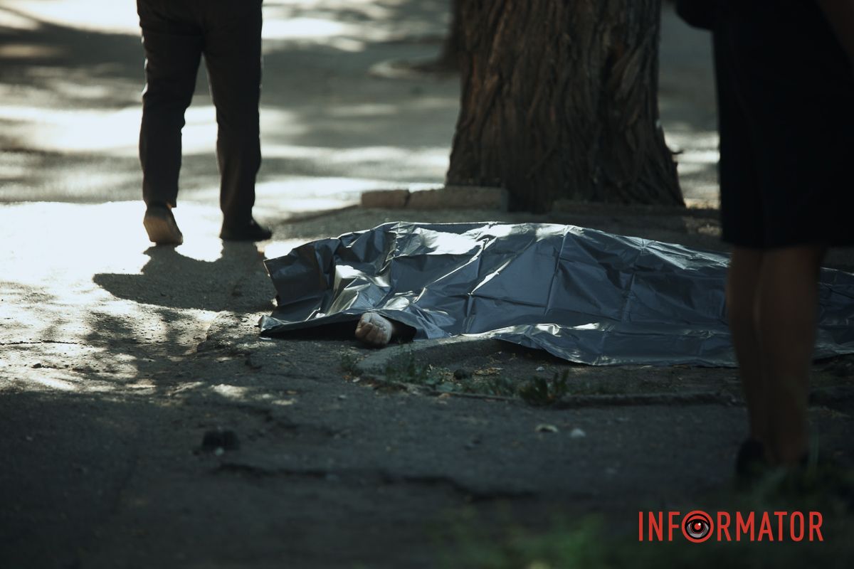 BMW после столкновения с Tesla насмерть сбил водителя припаркованные автомобили и влетел в столб: подробности смертельной аварии в Днепре на проспекте Леси Украинки 2