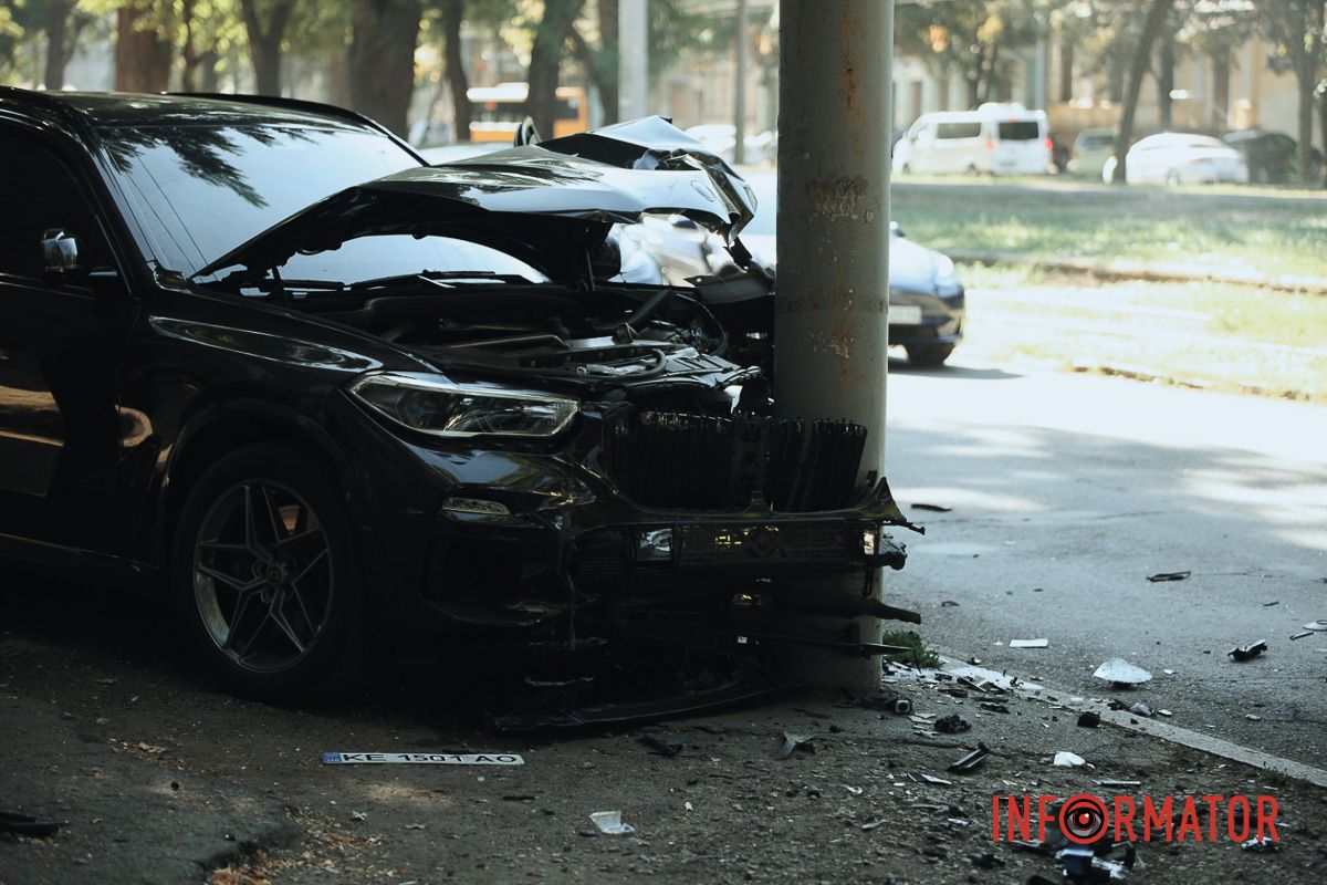 BMW после столкновения с Tesla насмерть сбил водителя припаркованные автомобили и влетел в столб: подробности смертельной аварии в Днепре на проспекте Леси Украинки 1