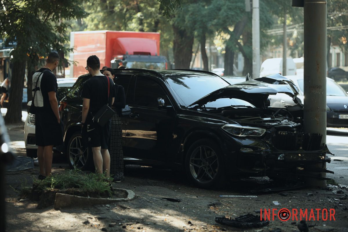 BMW после столкновения с Tesla насмерть сбил водителя припаркованные автомобили и влетел в столб: подробности смертельной аварии в Днепре на проспекте Леси Украинки 3
