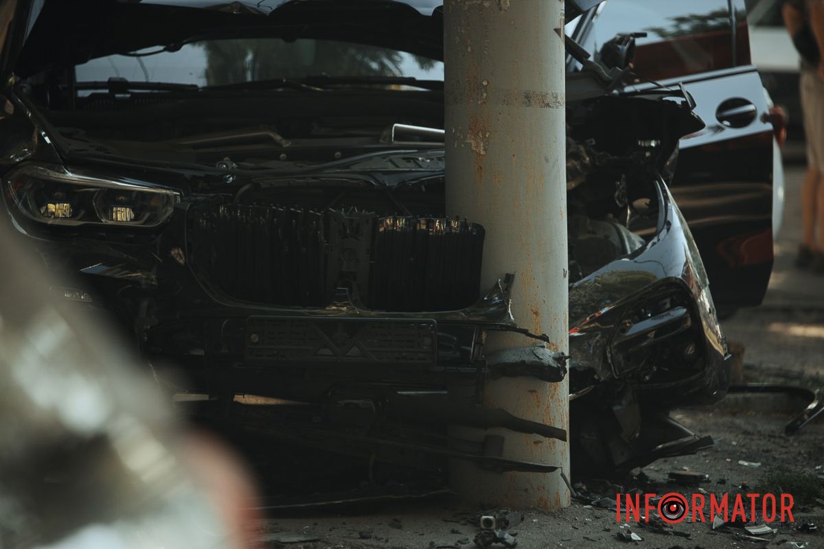 BMW после столкновения с Tesla насмерть сбил водителя припаркованные автомобили и влетел в столб: подробности смертельной аварии в Днепре на проспекте Леси Украинки 4