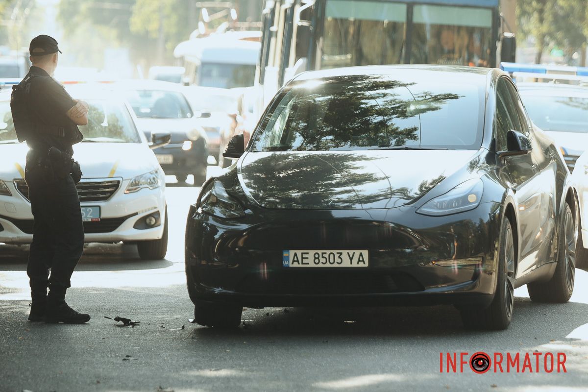 BMW после столкновения с Tesla насмерть сбил водителя припаркованные автомобили и влетел в столб: подробности смертельной аварии в Днепре на проспекте Леси Украинки 8