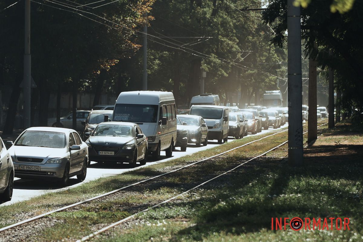 BMW после столкновения с Tesla насмерть сбил водителя припаркованные автомобили и влетел в столб: подробности смертельной аварии в Днепре на проспекте Леси Украинки 5