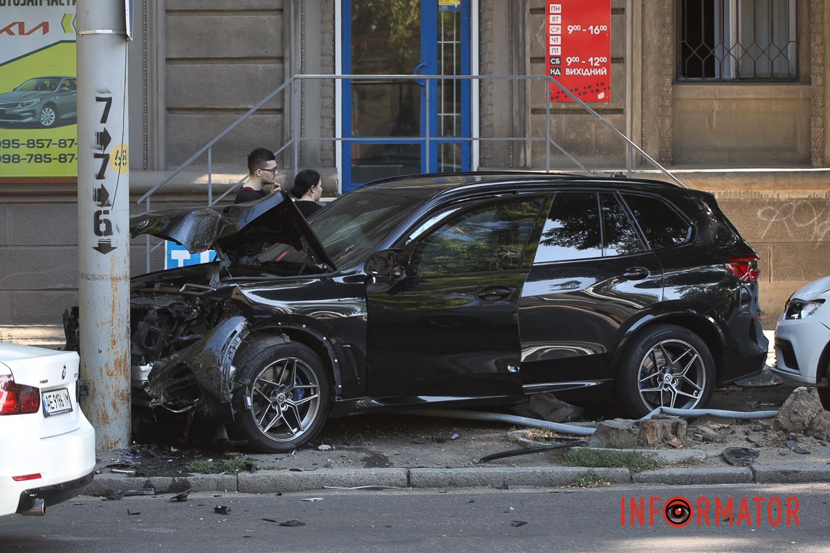 BMW после столкновения с Tesla насмерть сбил водителя припаркованные автомобили и влетел в столб: подробности смертельной аварии в Днепре на проспекте Леси Украинки 6