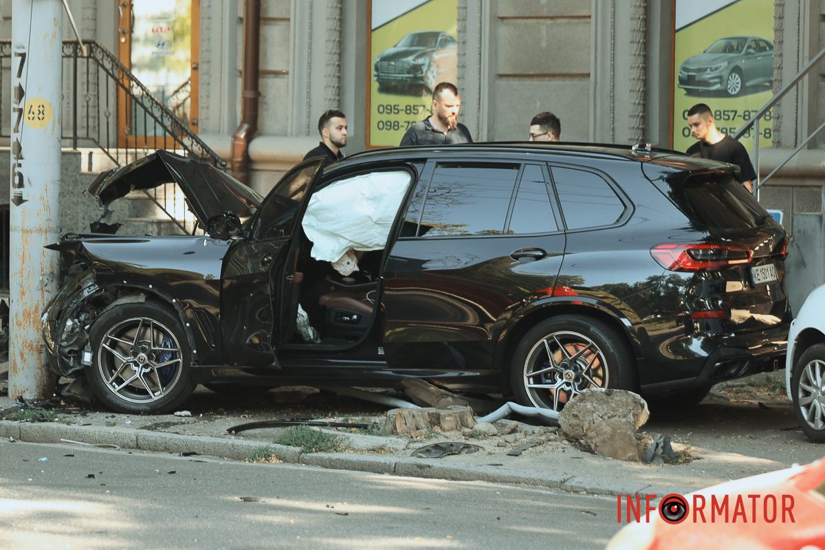 BMW после столкновения с Tesla насмерть сбил водителя припаркованные автомобили и влетел в столб: подробности смертельной аварии в Днепре на проспекте Леси Украинки 7
