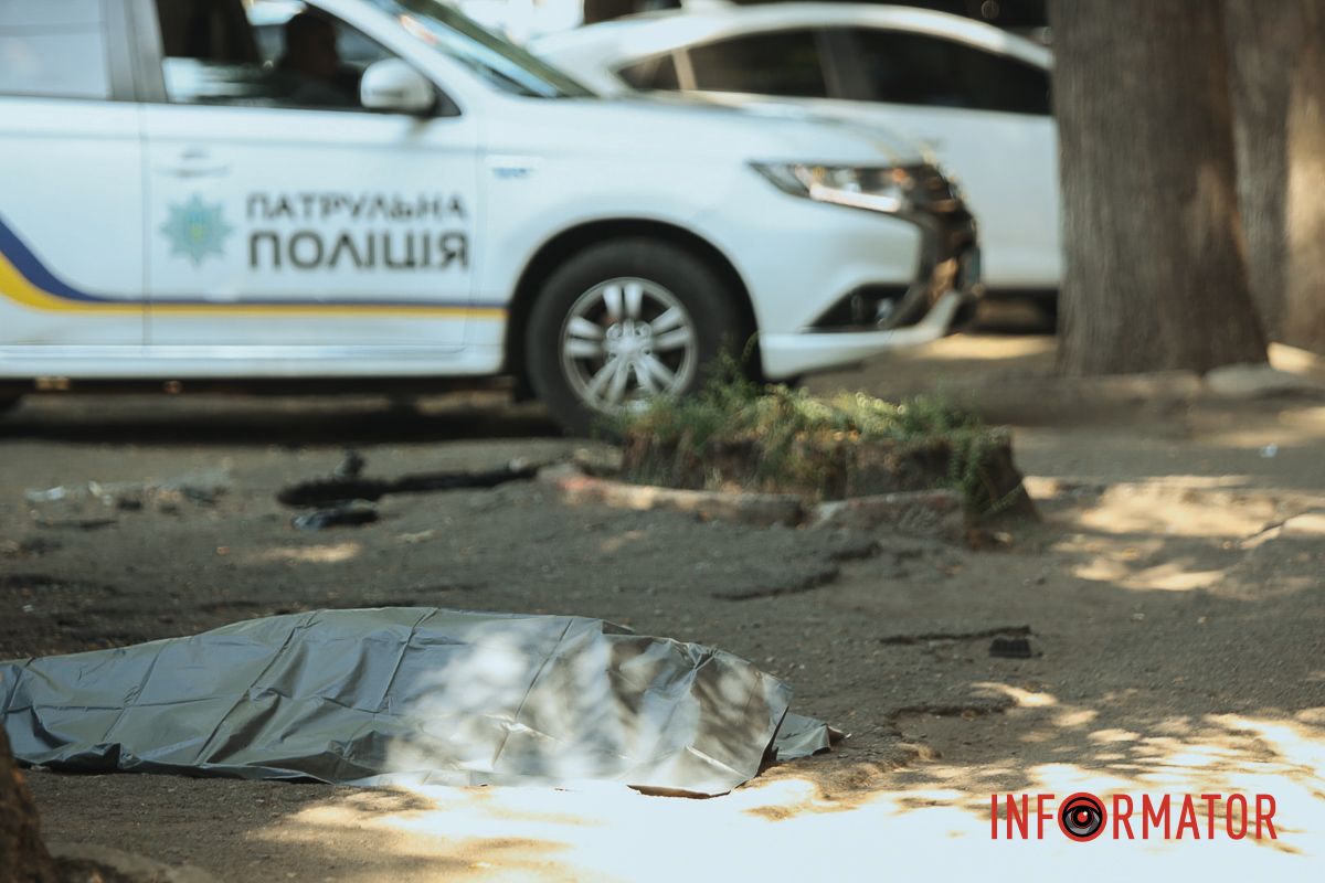 BMW после столкновения с Tesla насмерть сбил водителя припаркованные автомобили и влетел в столб: подробности смертельной аварии в Днепре на проспекте Леси Украинки 9