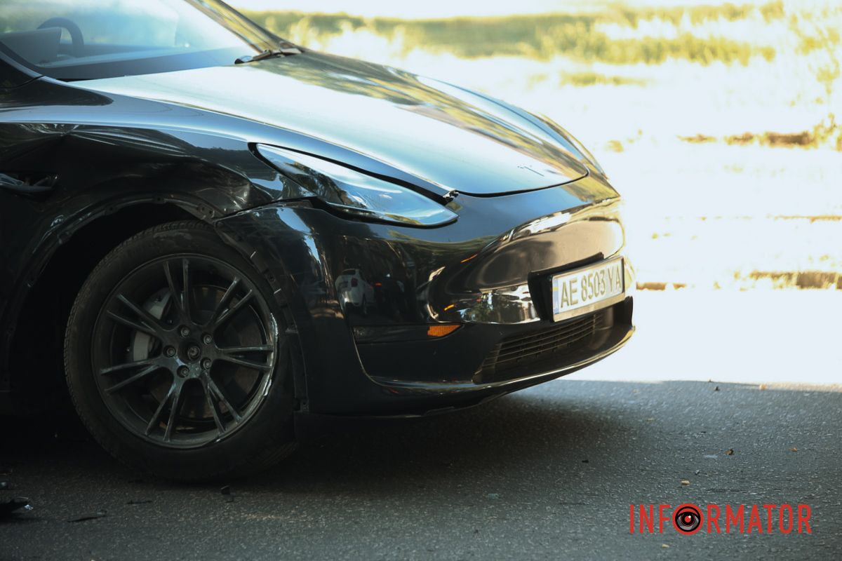 BMW после столкновения с Tesla насмерть сбил водителя припаркованные автомобили и влетел в столб: подробности смертельной аварии в Днепре на проспекте Леси Украинки 10