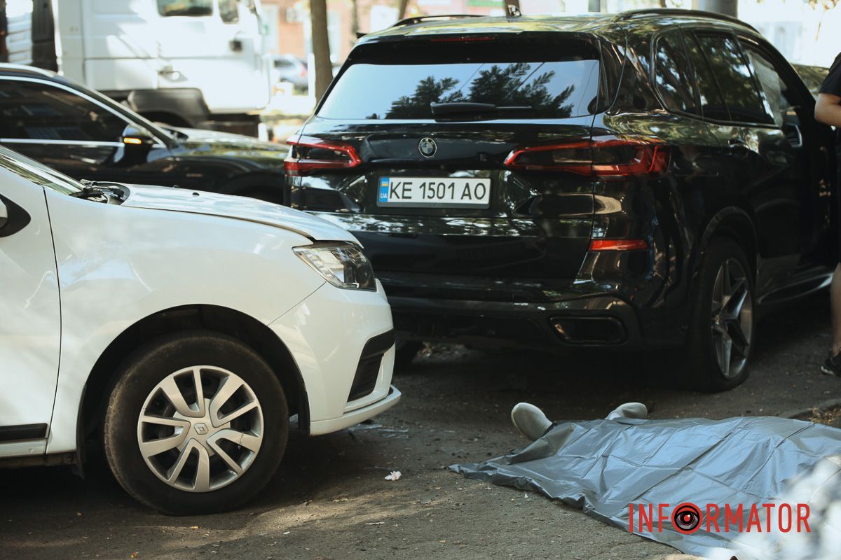 BMW после столкновения с Tesla насмерть сбил водителя припаркованные автомобили и влетел в столб: подробности смертельной аварии в Днепре на проспекте Леси Украинки 11