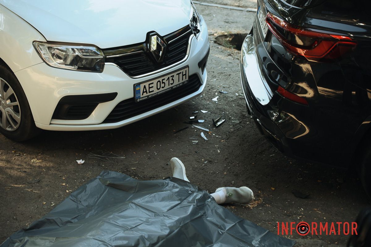 BMW после столкновения с Tesla насмерть сбил водителя припаркованные автомобили и влетел в столб: подробности смертельной аварии в Днепре на проспекте Леси Украинки 12