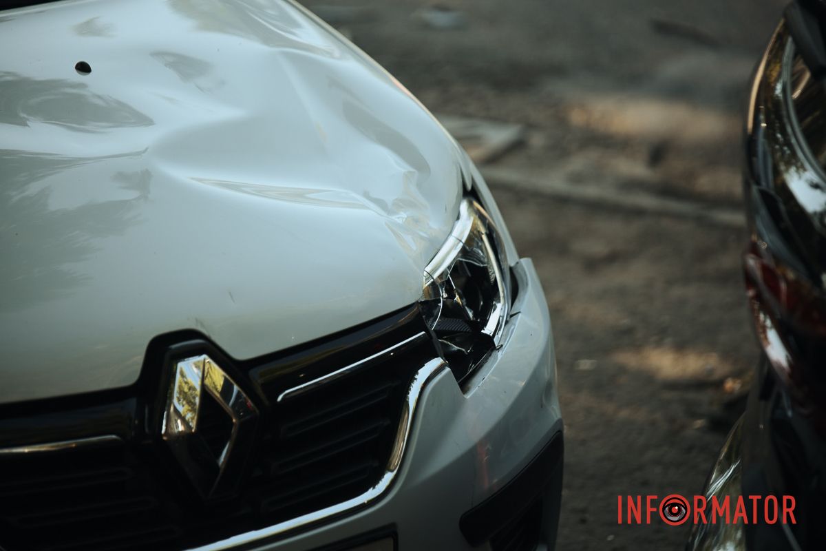 BMW после столкновения с Tesla насмерть сбил водителя припаркованные автомобили и влетел в столб: подробности смертельной аварии в Днепре на проспекте Леси Украинки 13