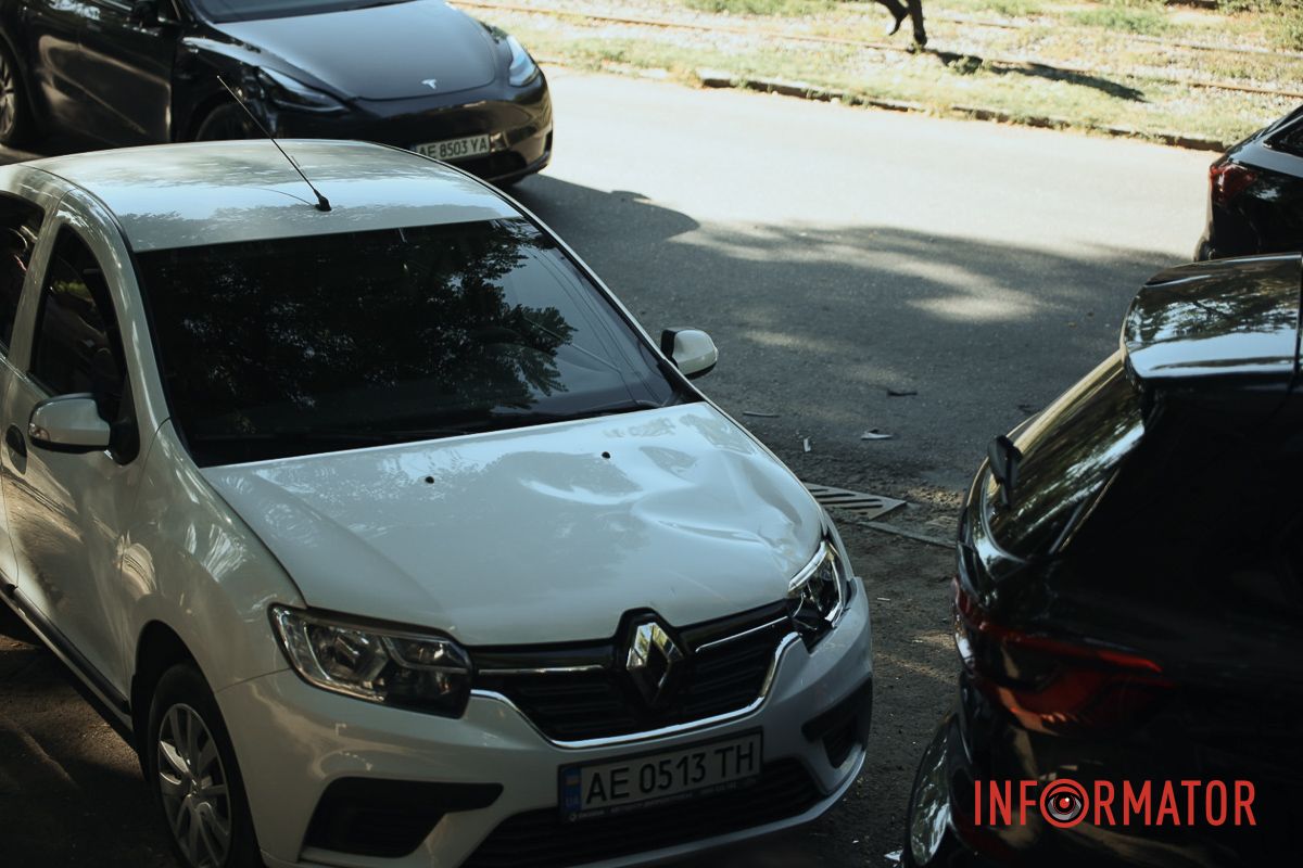 BMW после столкновения с Tesla насмерть сбил водителя припаркованные автомобили и влетел в столб: подробности смертельной аварии в Днепре на проспекте Леси Украинки 14