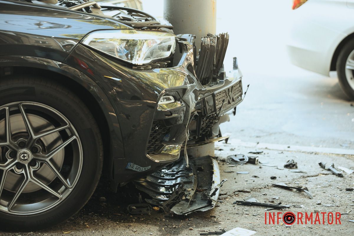 BMW после столкновения с Tesla насмерть сбил водителя припаркованные автомобили и влетел в столб: подробности смертельной аварии в Днепре на проспекте Леси Украинки 15