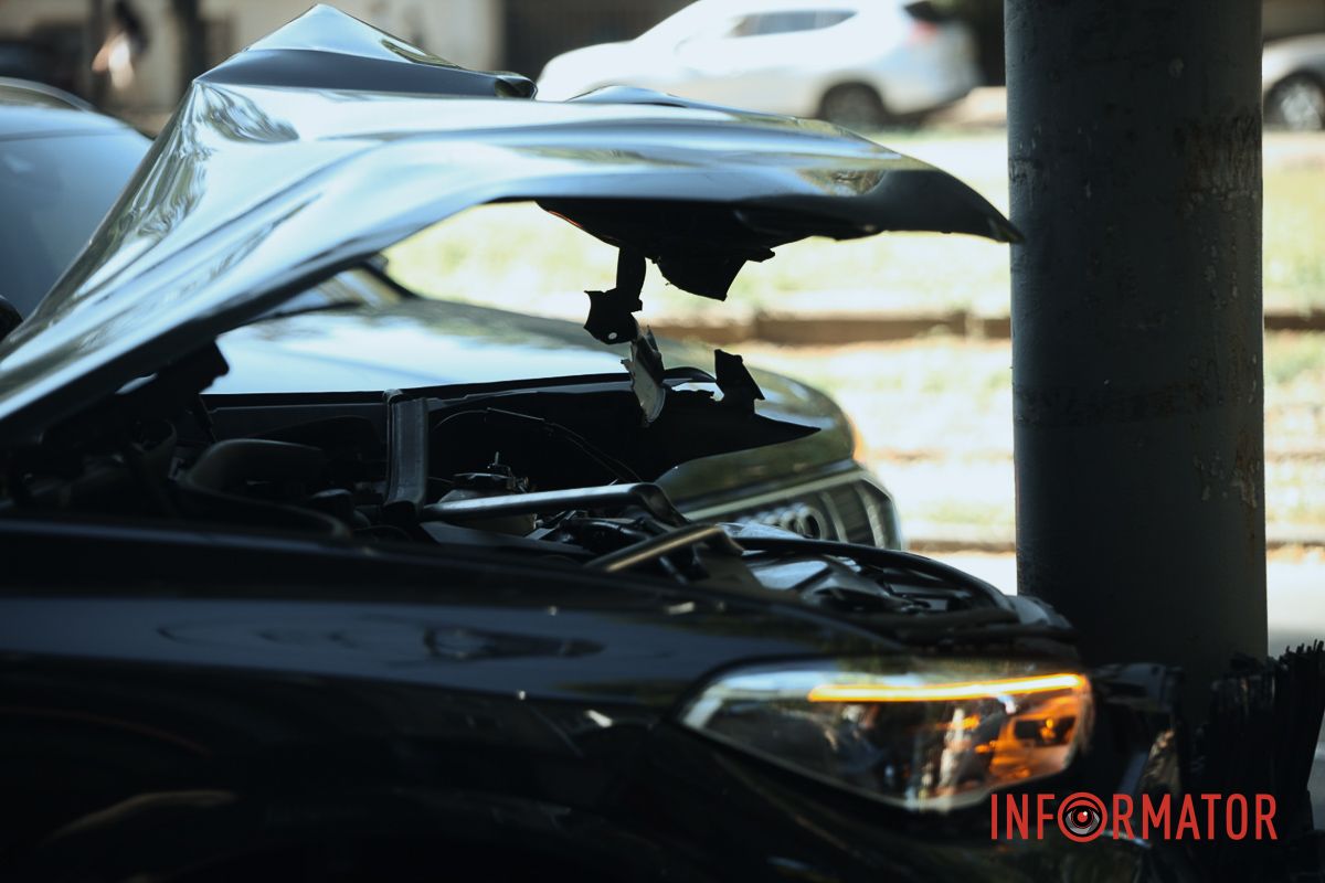 BMW после столкновения с Tesla насмерть сбил водителя припаркованные автомобили и влетел в столб: подробности смертельной аварии в Днепре на проспекте Леси Украинки 16