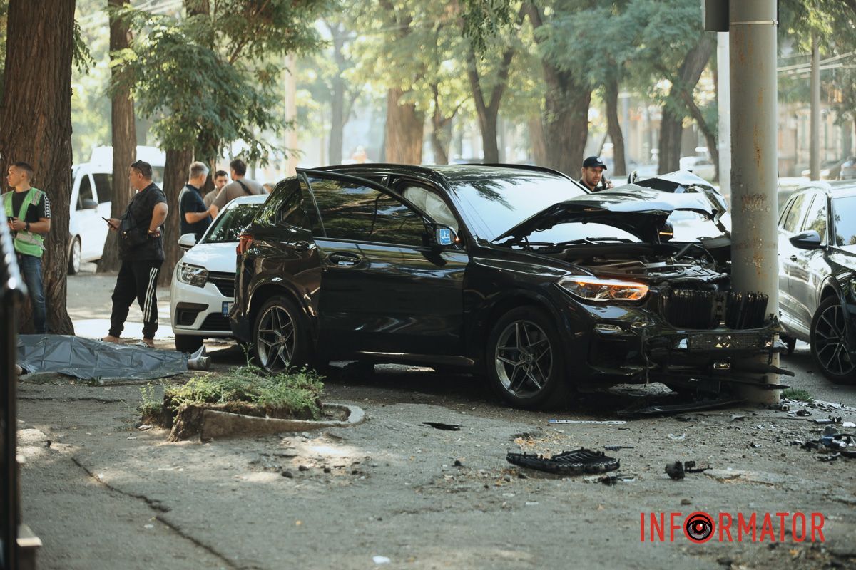 BMW после столкновения с Tesla насмерть сбил водителя припаркованные автомобили и влетел в столб: подробности смертельной аварии в Днепре на проспекте Леси Украинки 17
