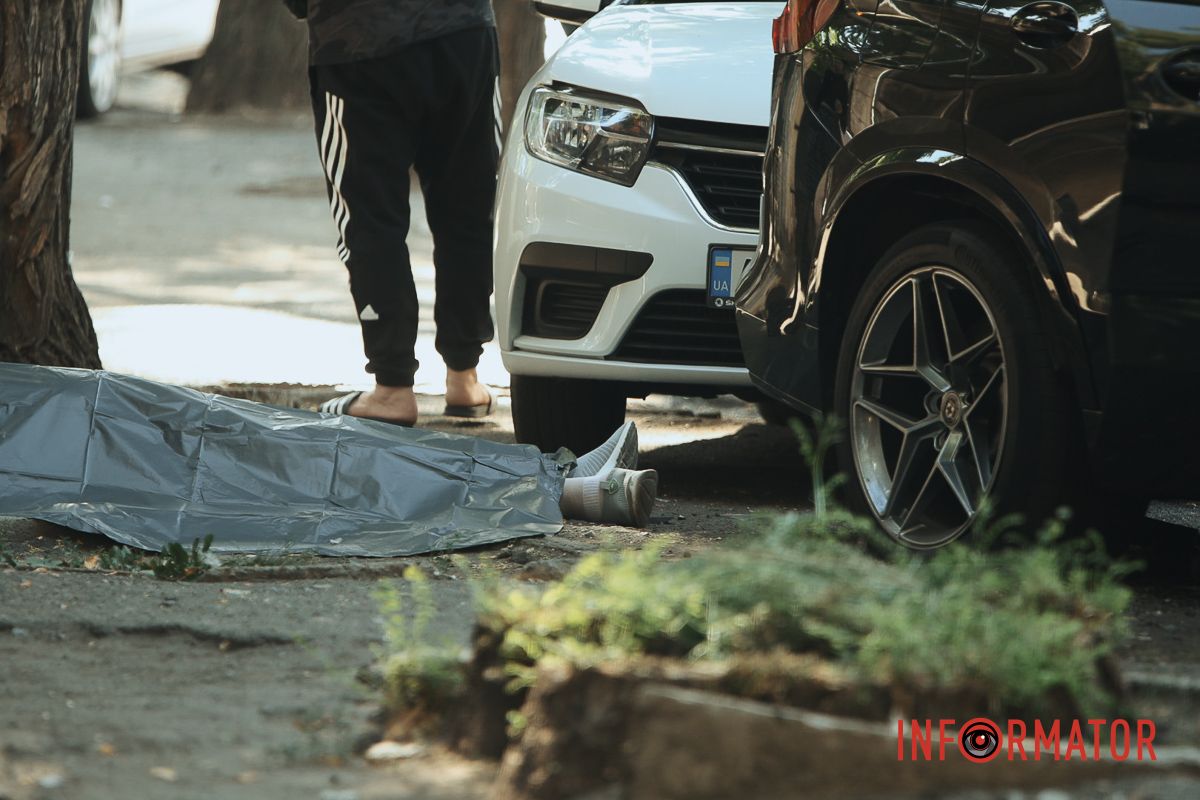 BMW после столкновения с Tesla насмерть сбил водителя припаркованные автомобили и влетел в столб: подробности смертельной аварии в Днепре на проспекте Леси Украинки 18