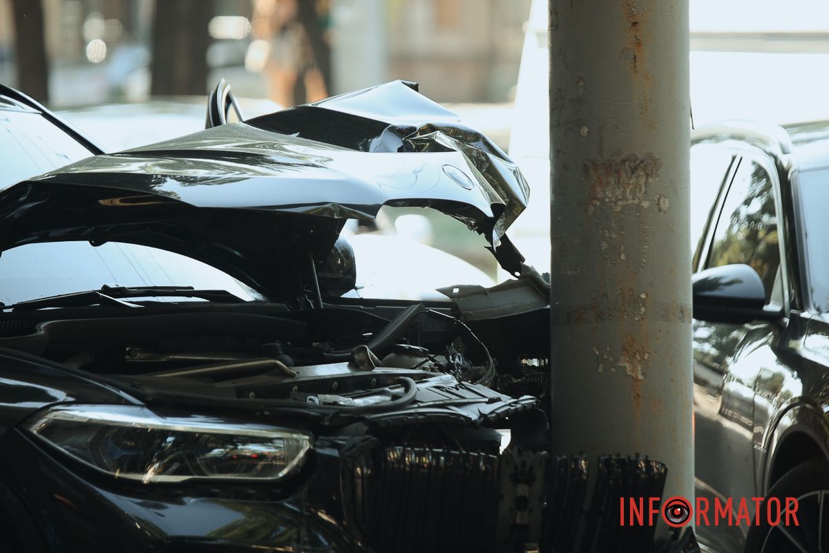 BMW после столкновения с Tesla насмерть сбил водителя припаркованные автомобили и влетел в столб: подробности смертельной аварии в Днепре на проспекте Леси Украинки 19
