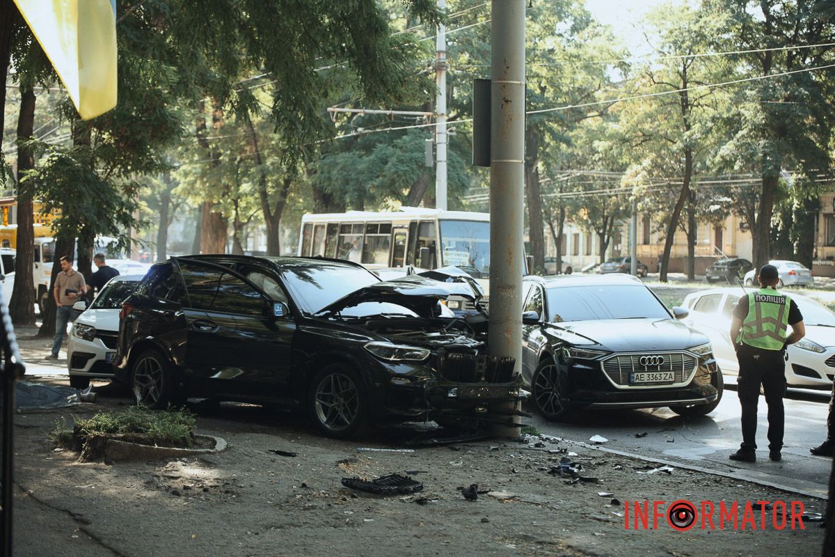 BMW после столкновения с Tesla насмерть сбил водителя припаркованные автомобили и влетел в столб: подробности смертельной аварии в Днепре на проспекте Леси Украинки 20