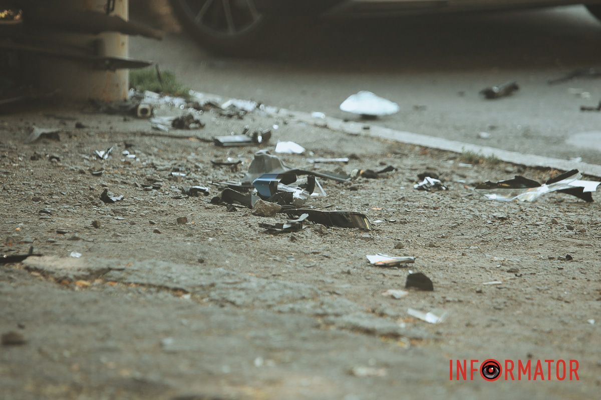 BMW после столкновения с Tesla насмерть сбил водителя припаркованные автомобили и влетел в столб: подробности смертельной аварии в Днепре на проспекте Леси Украинки 21