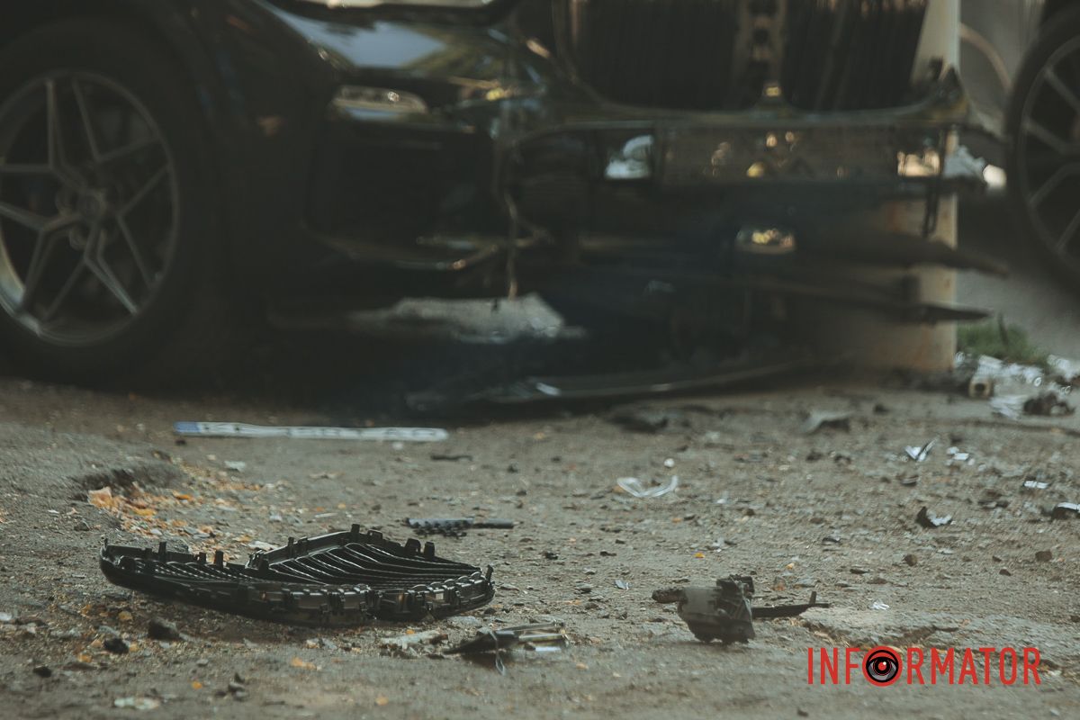 BMW после столкновения с Tesla насмерть сбил водителя припаркованные автомобили и влетел в столб: подробности смертельной аварии в Днепре на проспекте Леси Украинки 22