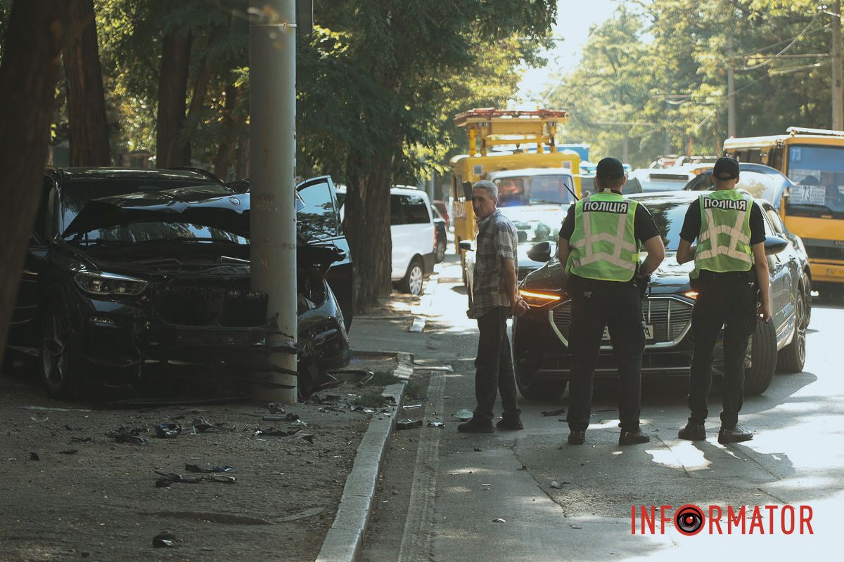 BMW после столкновения с Tesla насмерть сбил водителя припаркованные автомобили и влетел в столб: подробности смертельной аварии в Днепре на проспекте Леси Украинки 23