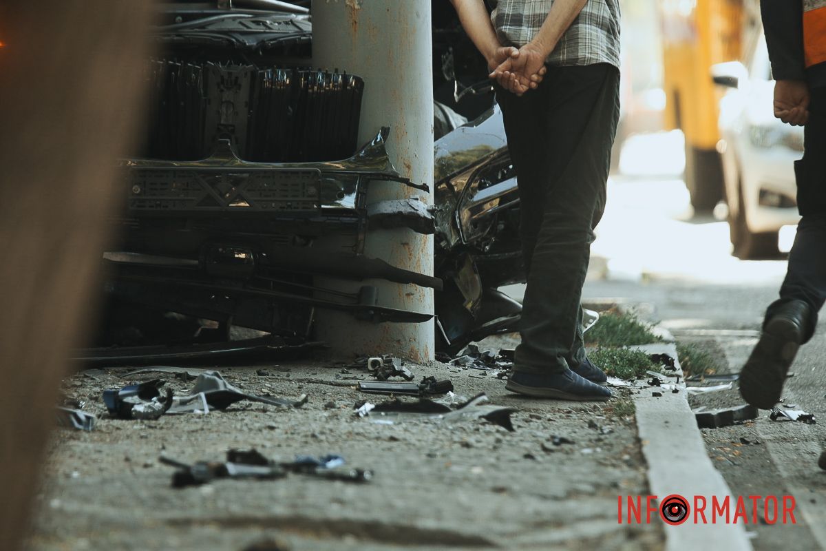 BMW после столкновения с Tesla насмерть сбил водителя припаркованные автомобили и влетел в столб: подробности смертельной аварии в Днепре на проспекте Леси Украинки 24