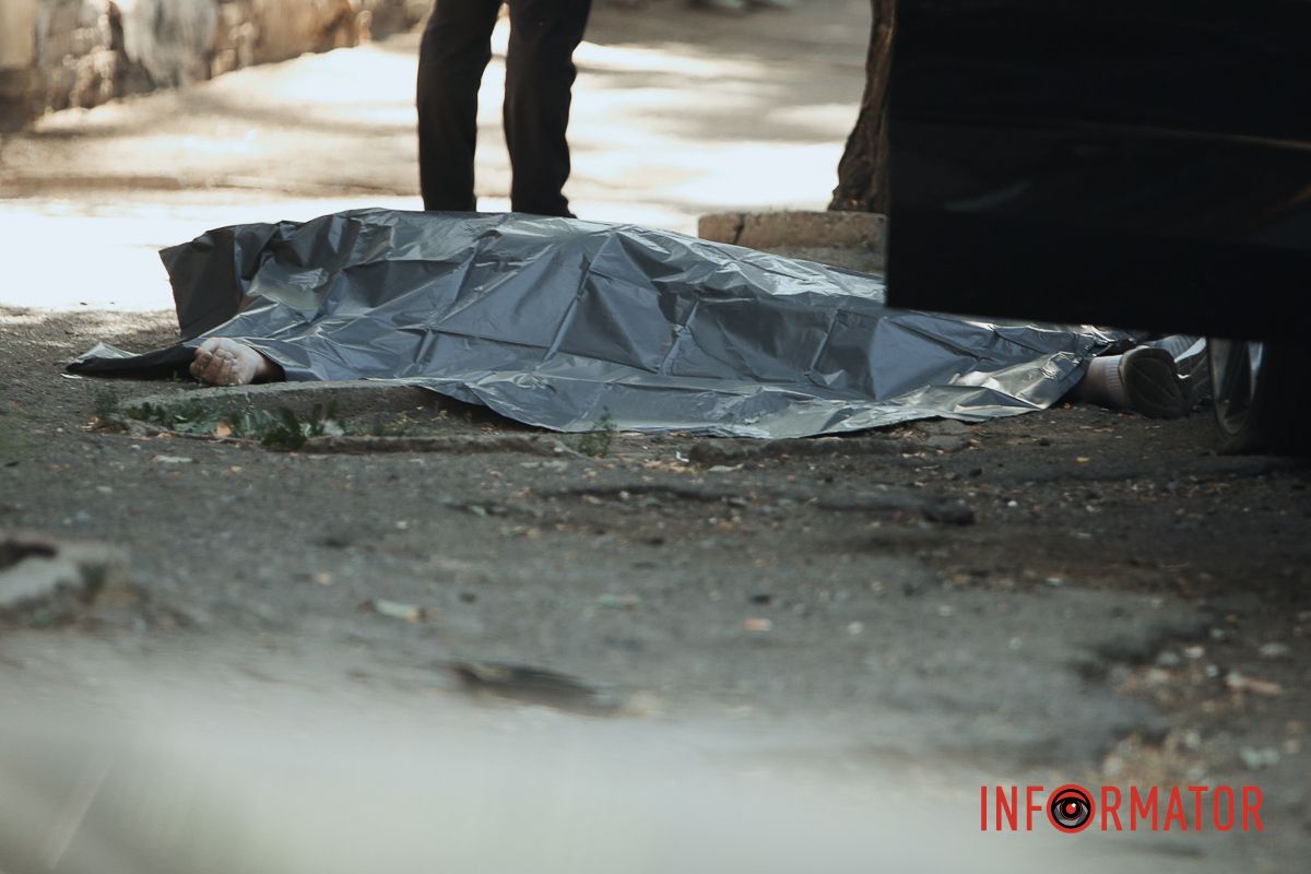 BMW после столкновения с Tesla насмерть сбил водителя припаркованные автомобили и влетел в столб: подробности смертельной аварии в Днепре на проспекте Леси Украинки 25