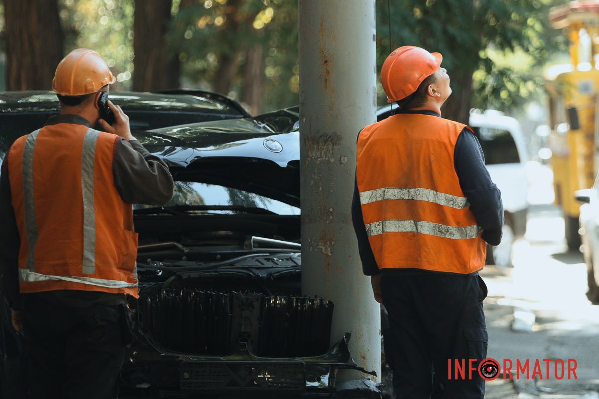 BMW после столкновения с Tesla насмерть сбил водителя припаркованные автомобили и влетел в столб: подробности смертельной аварии в Днепре на проспекте Леси Украинки 26