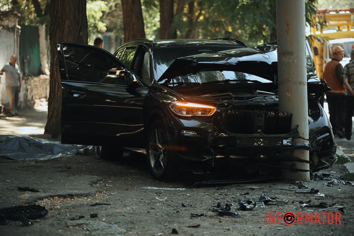 BMW после столкновения с Tesla насмерть сбил водителя припаркованные автомобили и влетел в столб: подробности смертельной аварии в Днепре на проспекте Леси Украинки 27