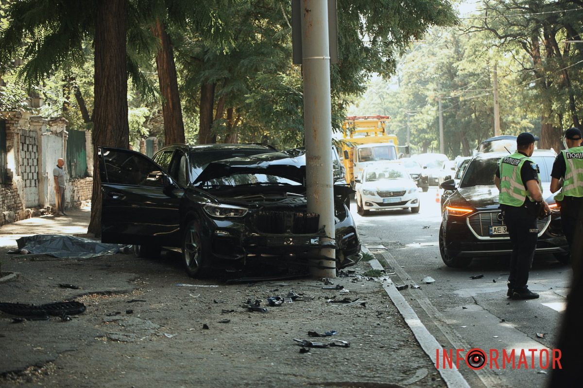 BMW после столкновения с Tesla насмерть сбил водителя припаркованные автомобили и влетел в столб: подробности смертельной аварии в Днепре на проспекте Леси Украинки 28