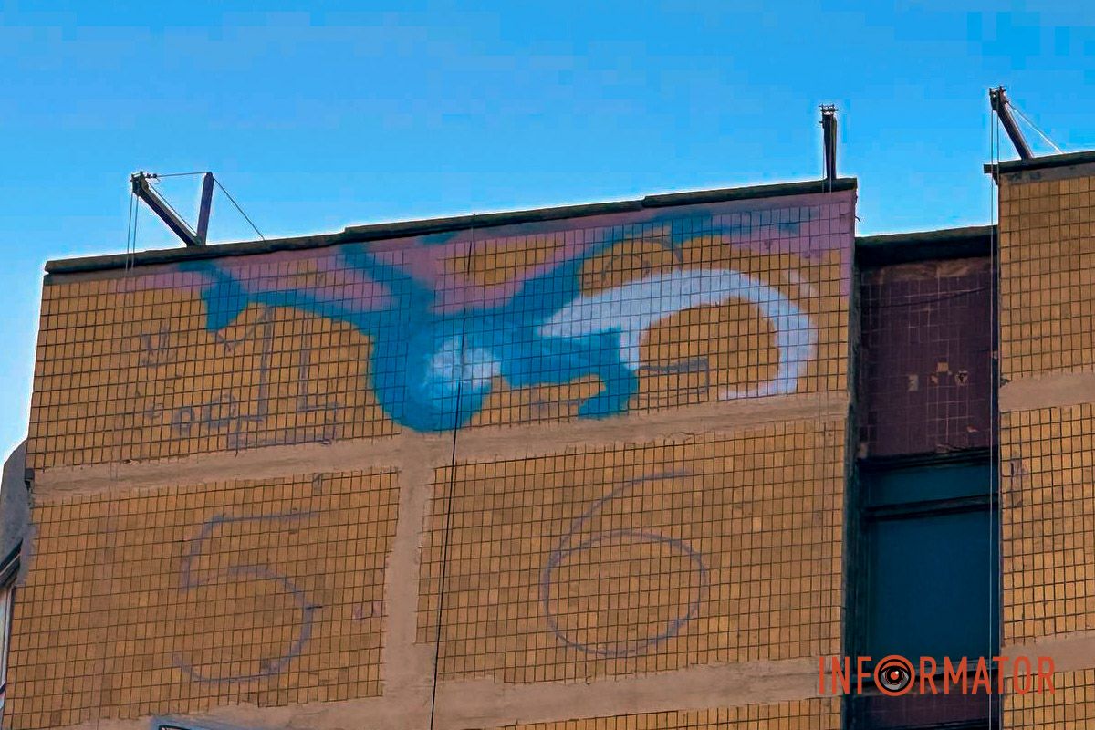Уже виден эскиз большого орла с расправленными крыльями. На Солнечной набережной в Днепре создают новый гигантский мурал.