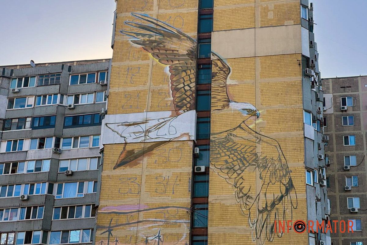 На жилом массиве Солнечный в Днепре начали рисовать новый мурал На Солнечной набережной в Днепре создают новый гигантский мурал.