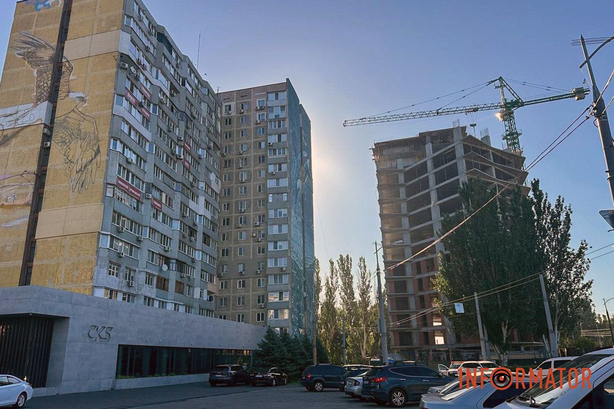 Там работают рабочие и вся необходимая техника Несмотря на недовольство общины: в Днепре на Солнечной Набережной активно возводят новый небоскреб 6