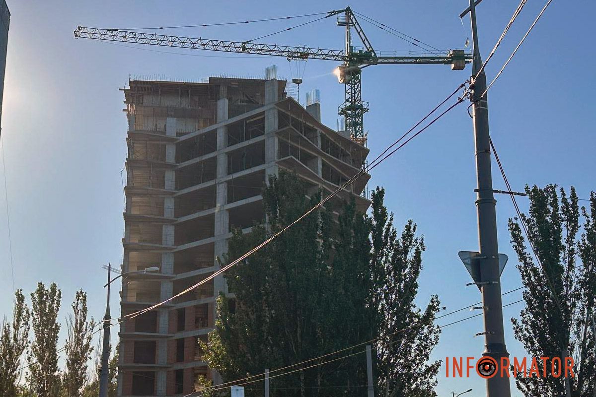 Строительство ограждено забором Несмотря на недовольство общины: в Днепре на Солнечной Набережной активно возводят новый племянник.