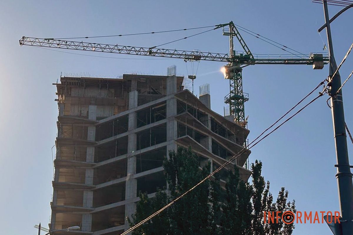 По состоянию на 14 августа здание уже имеет 14 этажей из 25 запланированных Несмотря на недовольство общины: в Днепре на Солнечной Набережной активно возводят новый 3