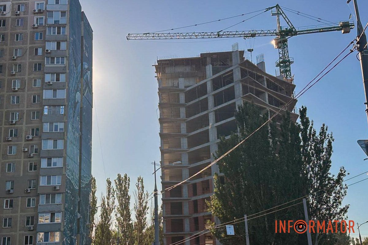 На Солнечной Набережной в Днепре рядом с домом №60 стремительно растет новый жилой комплекс Несмотря на недовольство общины: в Днепре на Солнечной Набережной активно возводят новый небоскреб.