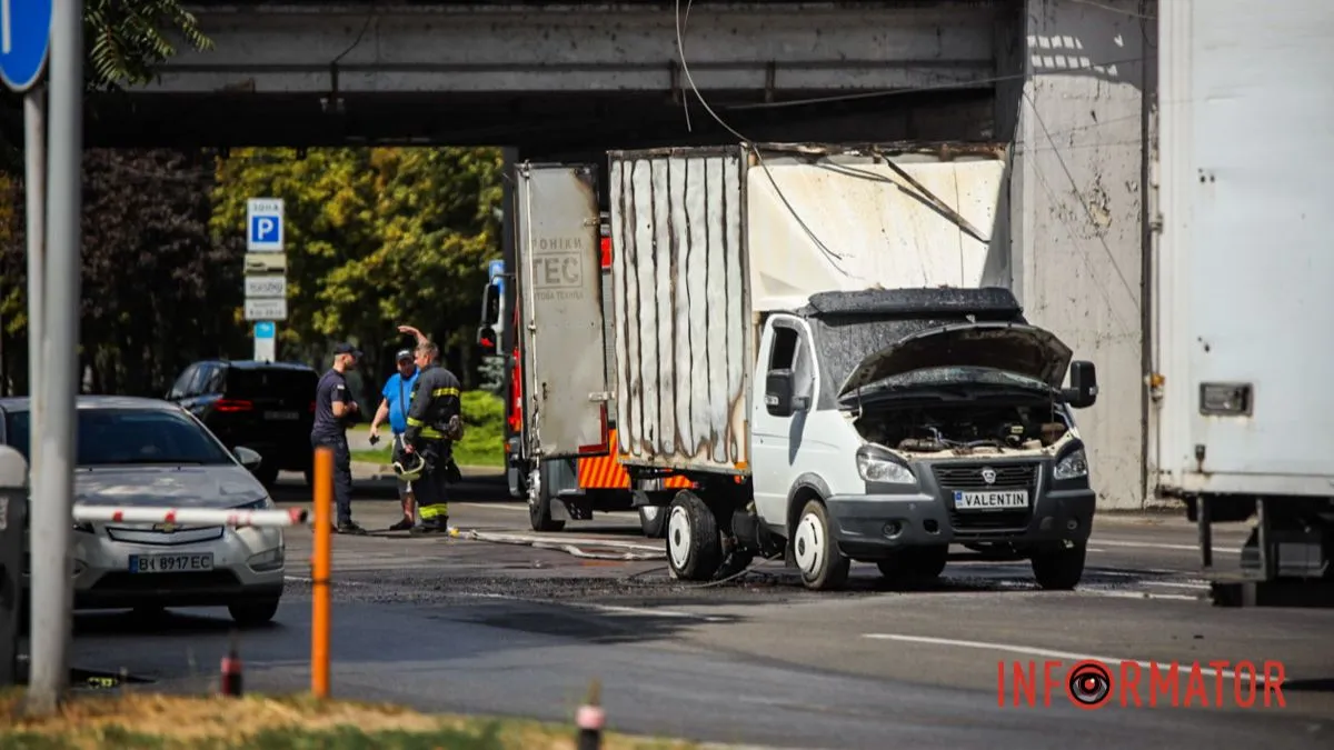 В Днепре на Сичеславской Набережной из-за оборванных проводов загорелась "ГАЗель": на месте работают спасатели и полицейские