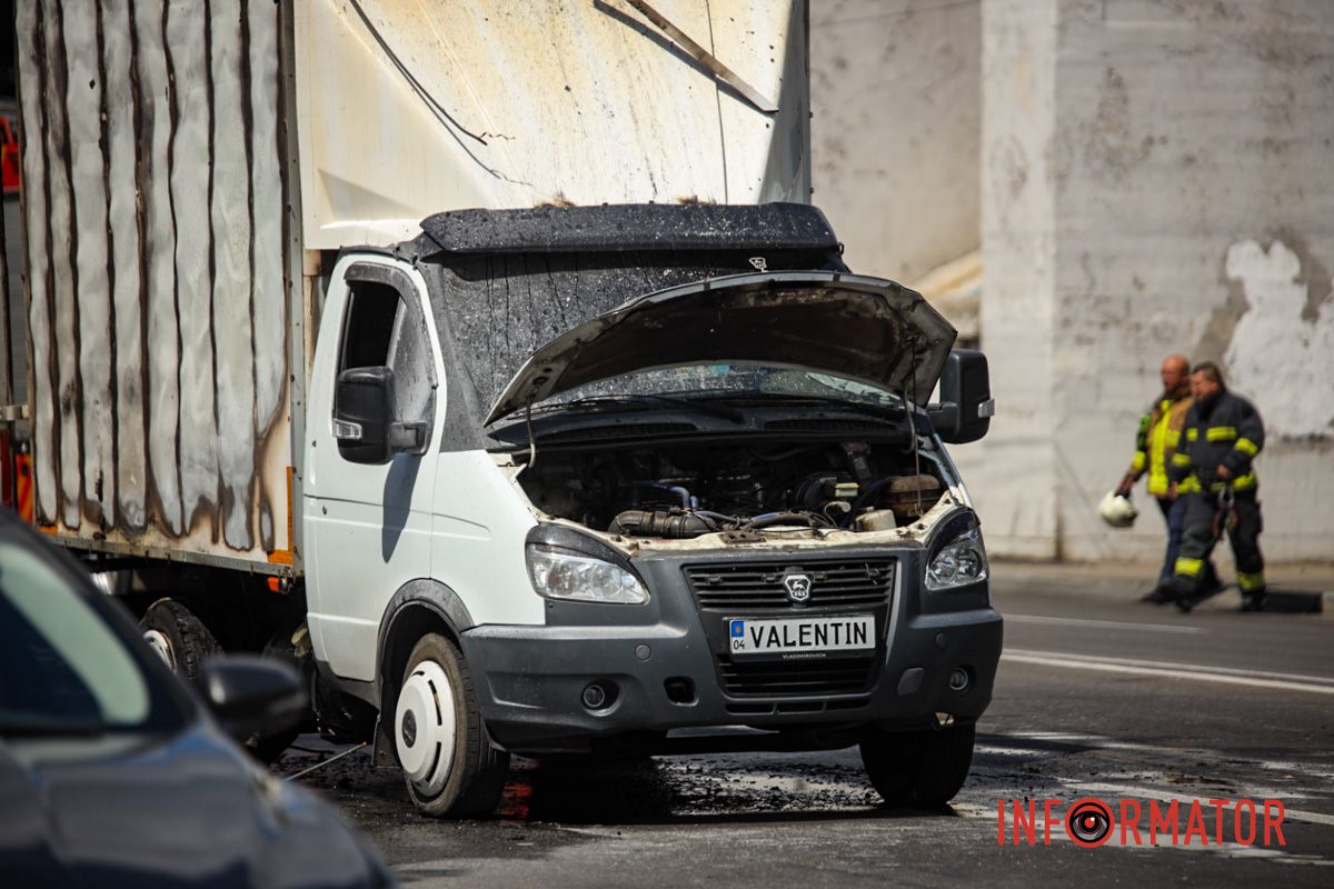 Машина значно обгоріла У Дніпрі на Січеславській Набережній через обірвані дроти загорілася "ГАЗель": на місці працюють рятувальники та поліцейські 16