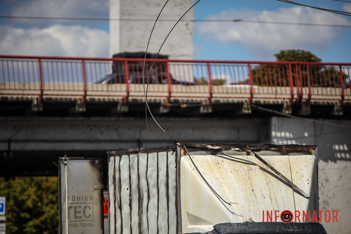 Дріт впав просто на дах У Дніпрі на Січеславській Набережній через обірвані дроти загорілася "ГАЗель": на місці працюють рятувальники та поліцейські 17