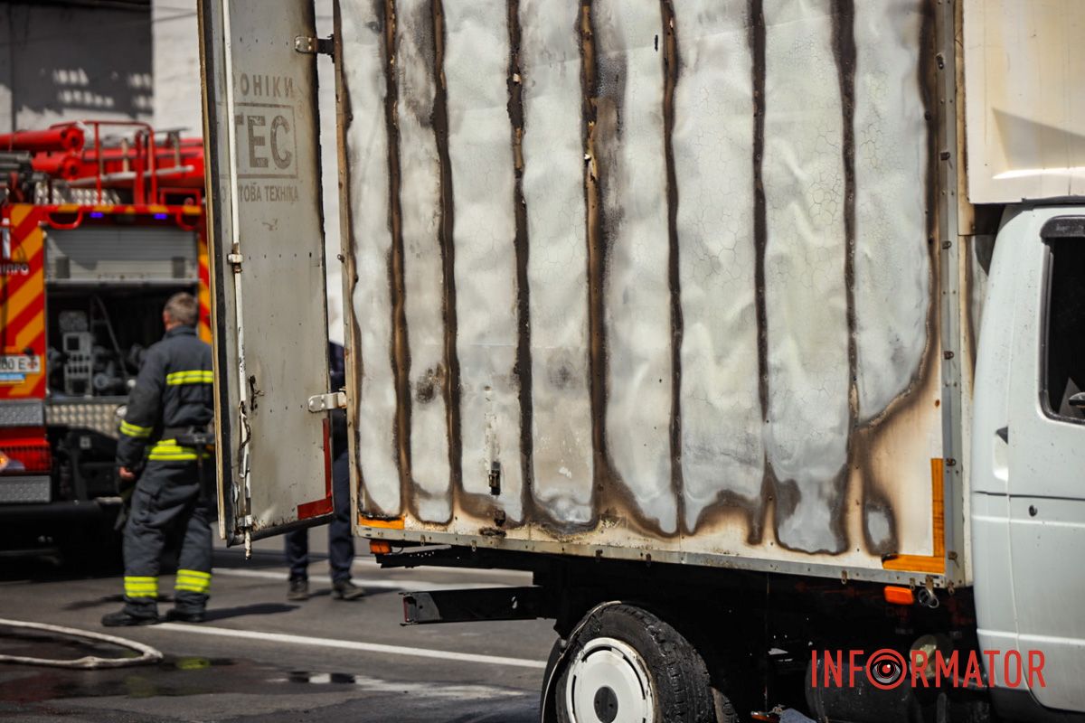 Рятувальники оперативно прибули на місце У Дніпрі на Січеславській Набережній через обірвані дроти загорілася "ГАЗель": на місці працюють рятувальники та поліцейські 18