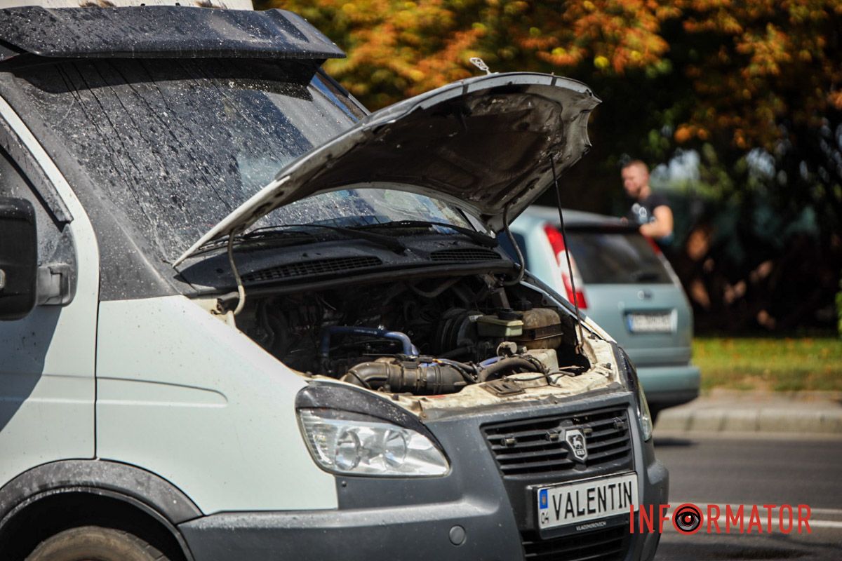 Вигоріли також деталі авто всередині У Дніпрі на Січеславській Набережній через обірвані дроти загорілася "ГАЗель": на місці працюють рятувальники та поліцейські 19