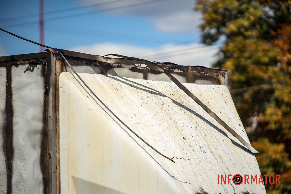 Наслідки пожежі У Дніпрі на Січеславській Набережній через обірвані дроти загорілася "ГАЗель": на місці працюють рятувальники та поліцейські 20