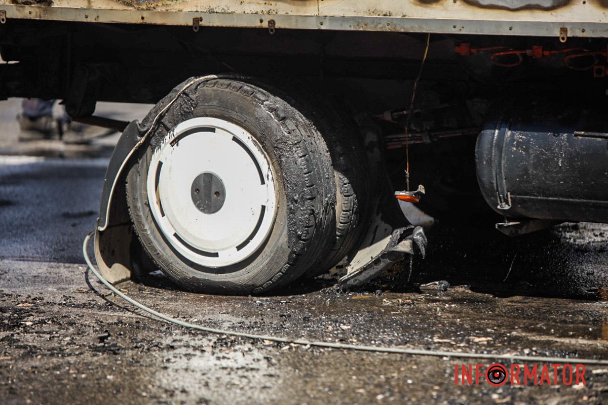 Згоріли колеса У Дніпрі на Січеславській Набережній через обірвані дроти загорілася "ГАЗель": на місці працюють рятувальники та поліцейські 21