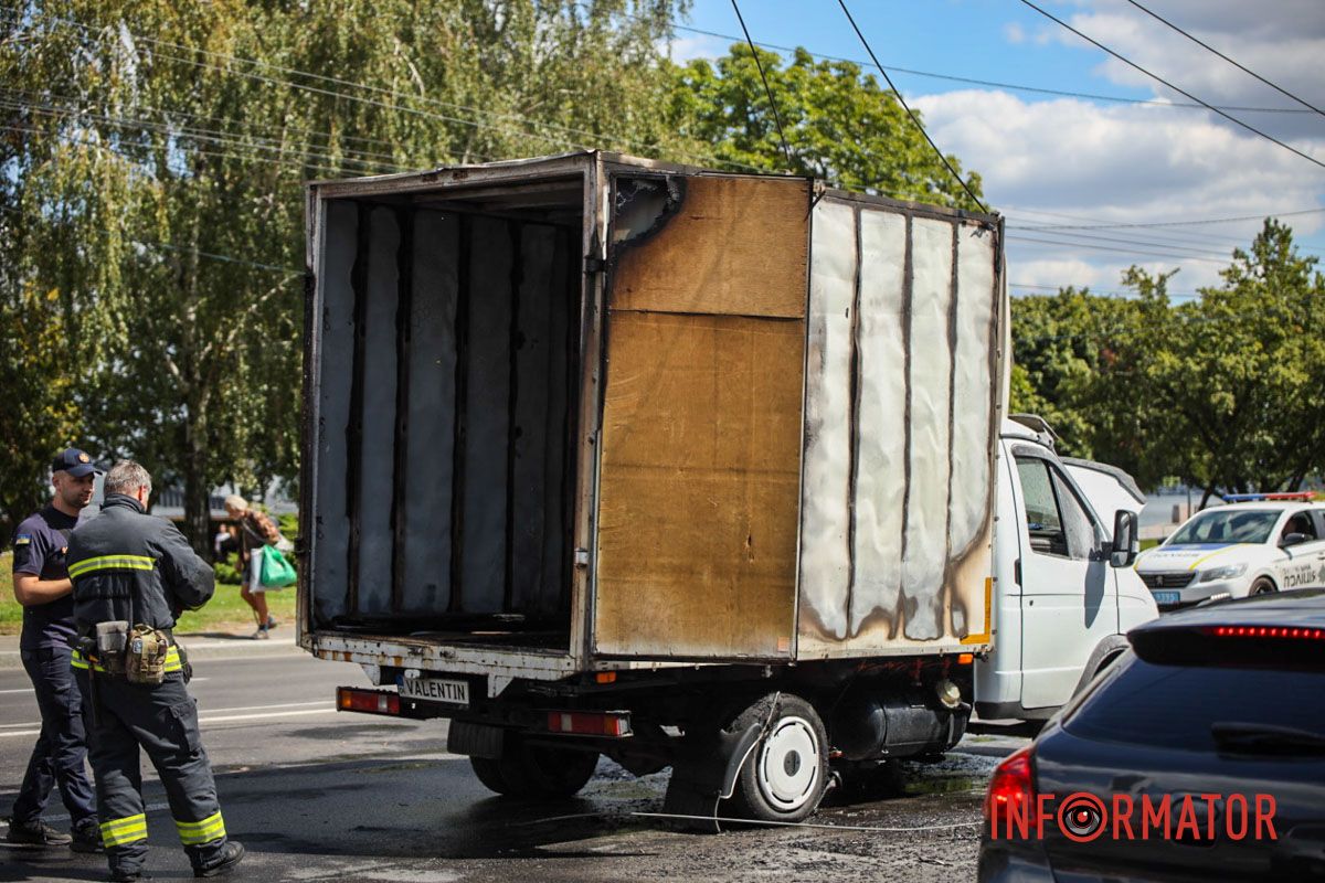 Рух ускладнено У Дніпрі на Січеславській Набережній через обірвані дроти загорілася "ГАЗель": на місці працюють рятувальники та поліцейські 22