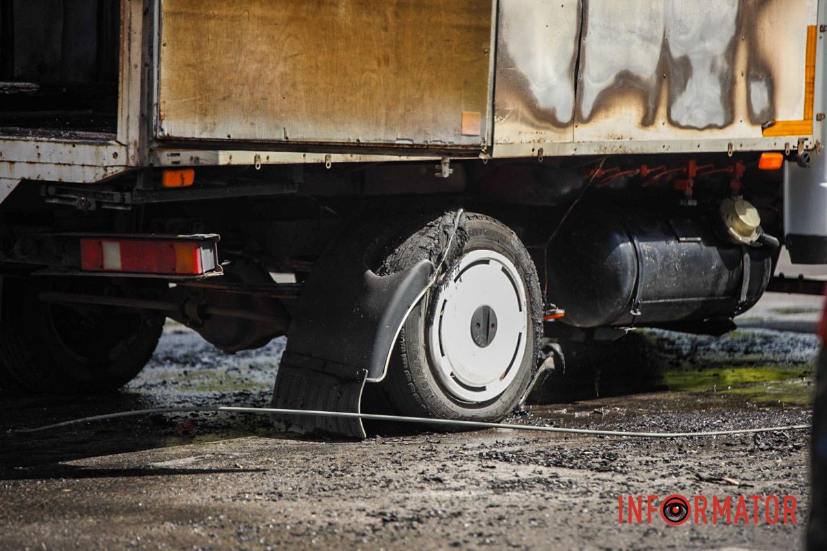 У четвер, 14 серпня, у Дніпрі на Січеславській Набережній сталася надзвичайна подія У Дніпрі на Січеславській Набережній через обірвані дроти загорілася "ГАЗель": на місці працюють рятувальники та поліцейські 1