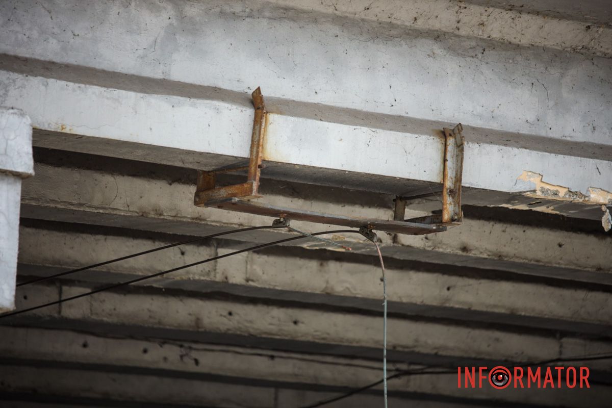 Евакуатор обірвав контактну мережу У Дніпрі на Січеславській Набережній через обірвані дроти загорілася "ГАЗель": на місці працюють рятувальники та поліцейські 2