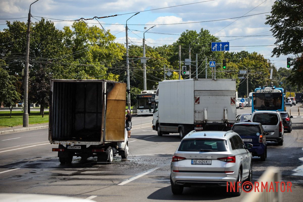 Дроти впали на "ГАЗель" У Дніпрі на Січеславській Набережній через обірвані дроти загорілася "ГАЗель": на місці працюють рятувальники та поліцейські 3